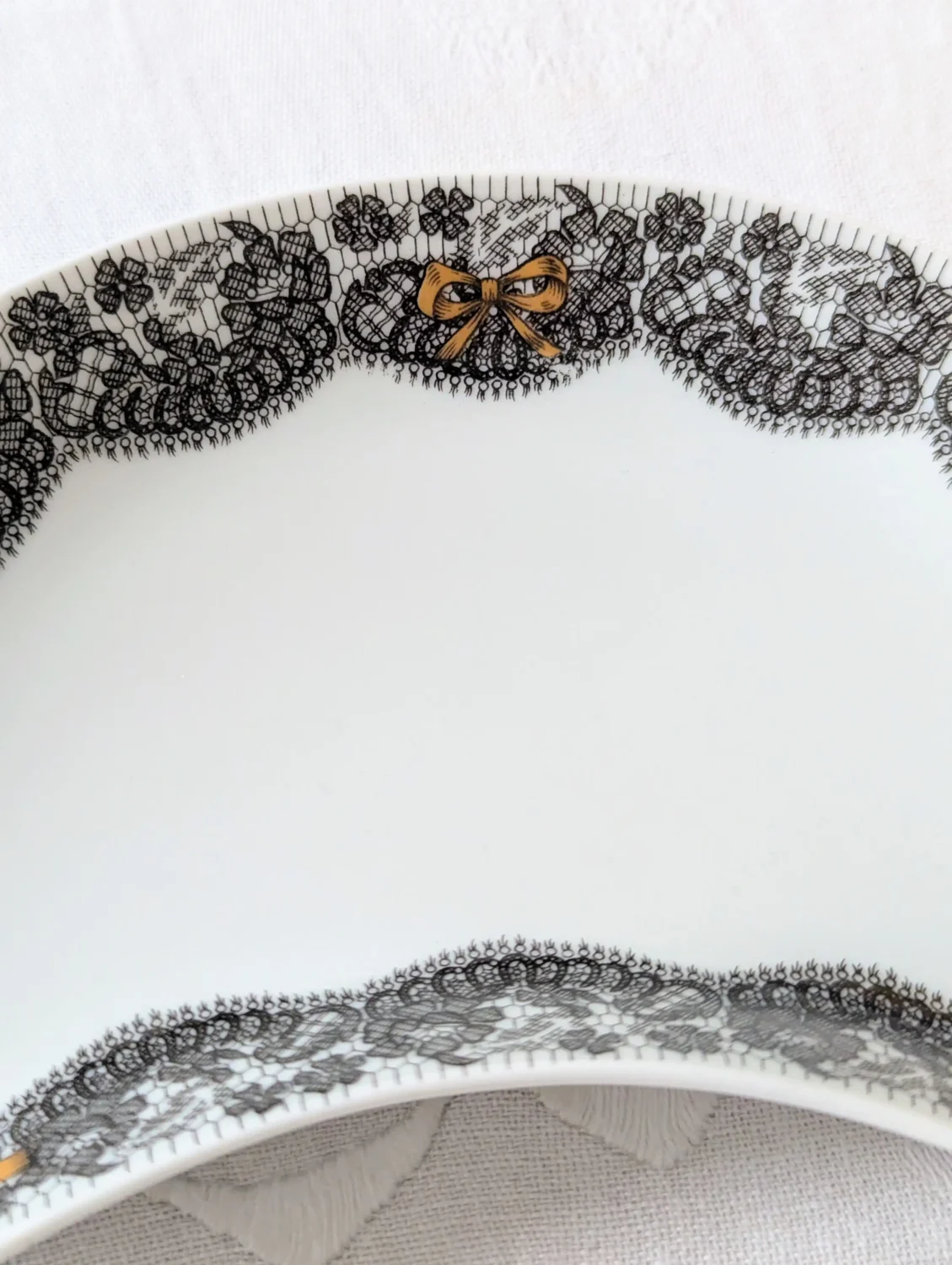 détail décor dentelle noire dorure plat Limoges vintage