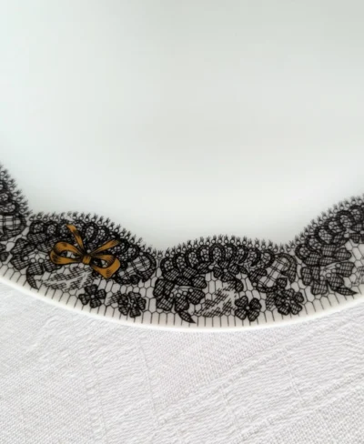 détail décor dentelle noire dorure plat Limoges vintage