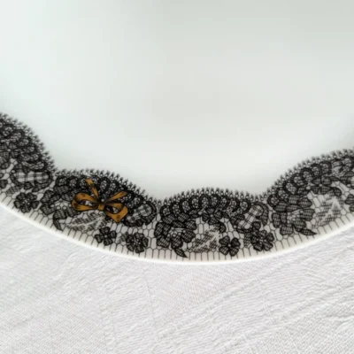 détail décor dentelle noire dorure plat Limoges vintage