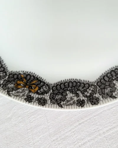 détail décor dentelle noire dorure plat Limoges vintage