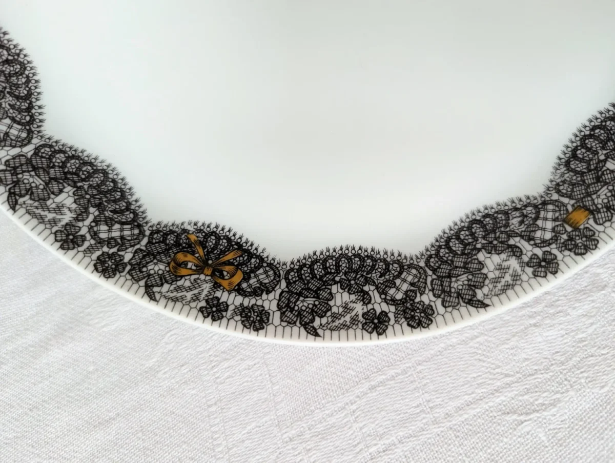 détail décor dentelle noire dorure plat Limoges vintage