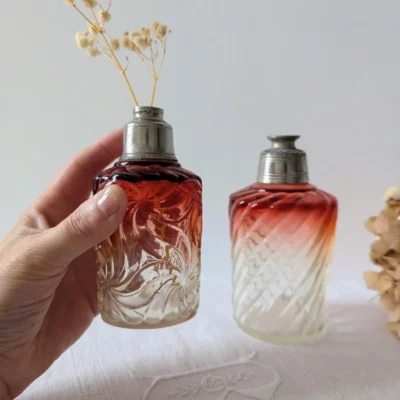 flacons anciens en verre dégradé rouge et transparent, monture argentée, Villa Brieg