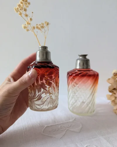 flacons anciens en verre dégradé rouge et transparent, monture argentée, Villa Brieg