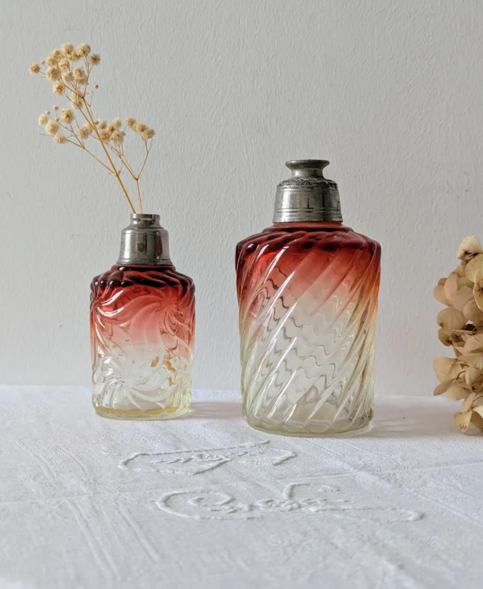 flacons anciens en verre dégradé rouge et transparent, monture argentée, Villa Brieg