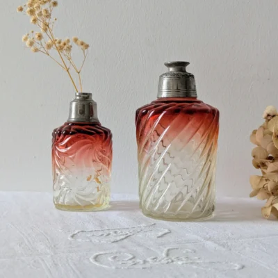 flacons anciens en verre dégradé rouge et transparent, monture argentée, Villa Brieg