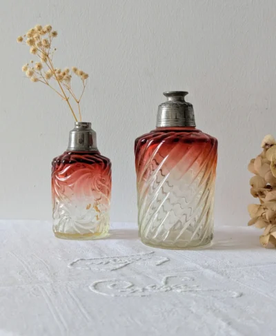 flacons anciens en verre dégradé rouge et transparent, monture argentée, Villa Brieg