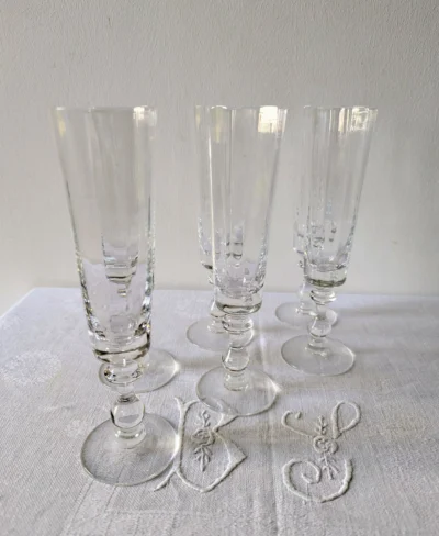 Flûtes à champagne en cristal ancien taillé