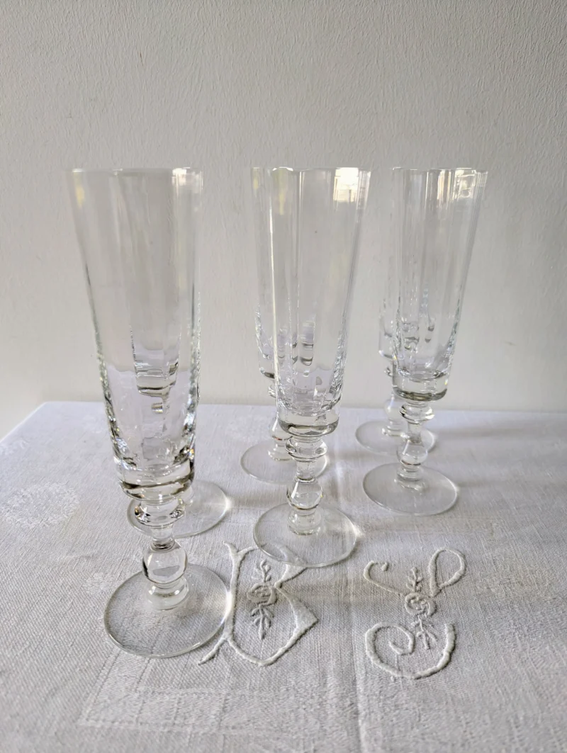 Flûtes à champagne en cristal pour une table de Noël chic