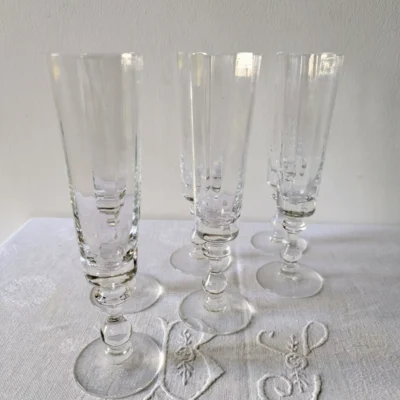Flûtes à champagne en cristal ancien taillé