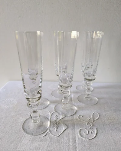 Flûtes à champagne en cristal ancien taillé
