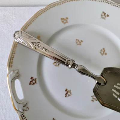 manche pelle tarte art deco metal argente sur plat porcelaine