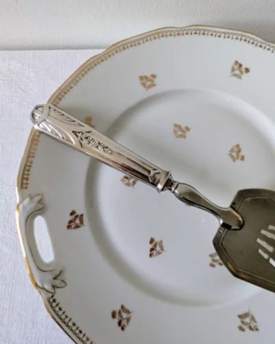 manche pelle tarte art deco metal argente sur plat porcelaine