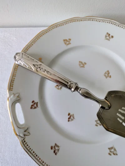 manche pelle tarte art deco metal argente sur plat porcelaine