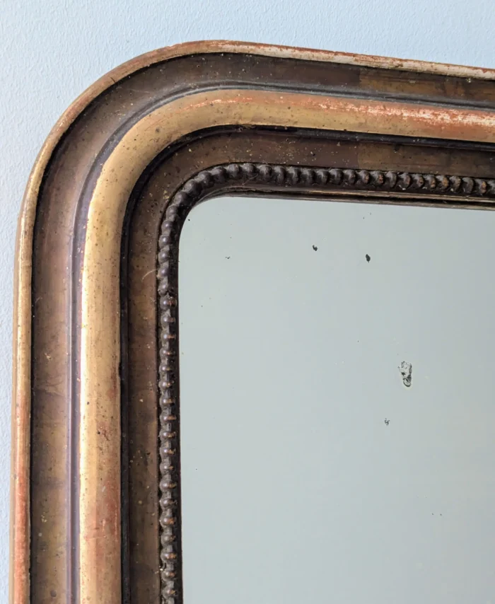 miroir ancien au mercure XIXe, cadre bois et stuc patiné brun doré, reflets piqués, Villa Brieg