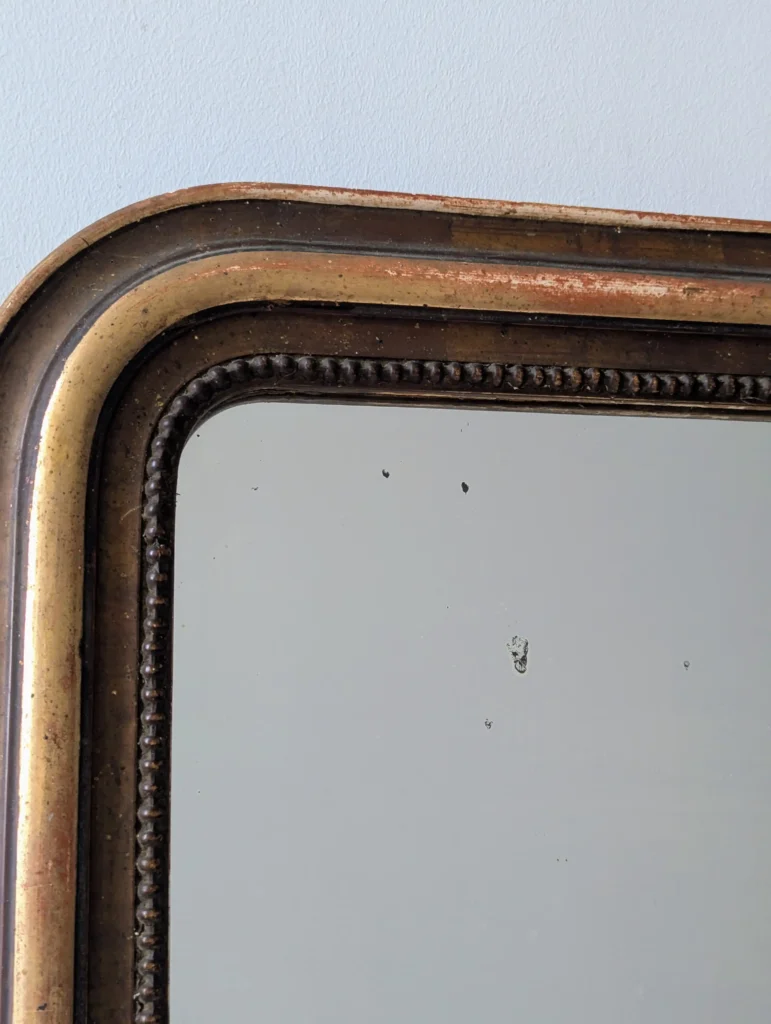 Détail du tain au mercure et piqûres d'un miroir authentique