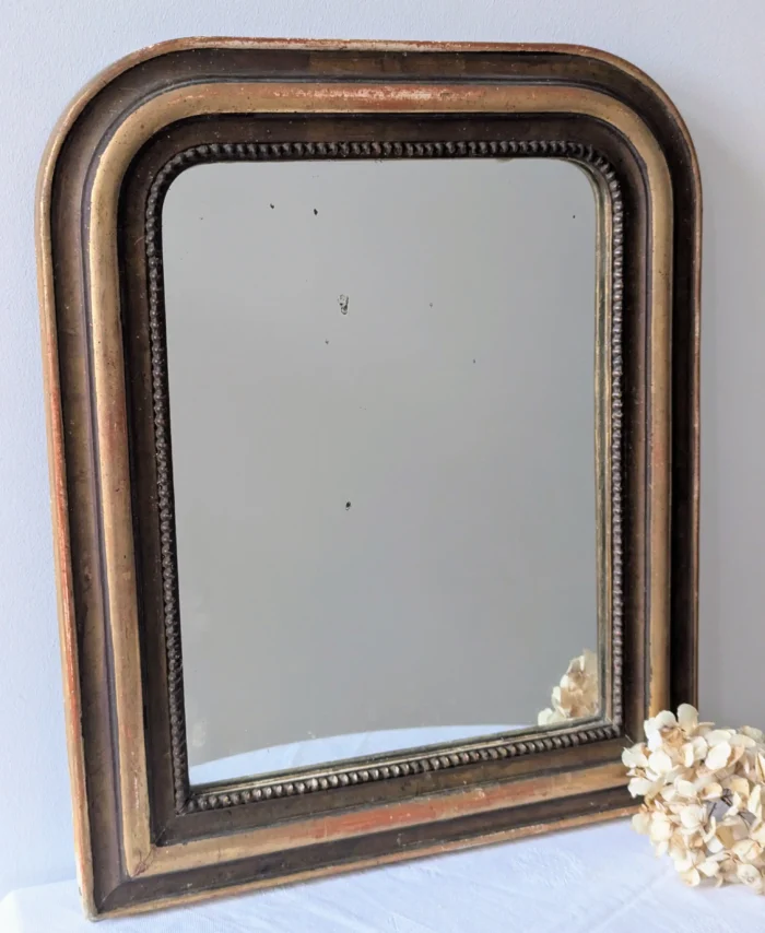 miroir ancien au mercure XIXe, cadre bois et stuc patiné brun doré, reflets piqués, Villa Brieg