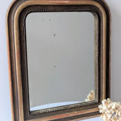 miroir ancien au mercure XIXe, cadre bois et stuc patiné brun doré, reflets piqués, Villa Brieg