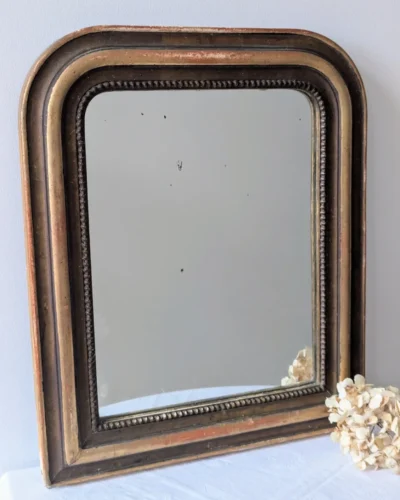 miroir ancien au mercure XIXe, cadre bois et stuc patiné brun doré, reflets piqués, Villa Brieg