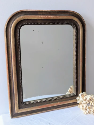 miroir ancien au mercure XIXe, cadre bois et stuc patiné brun doré, reflets piqués, Villa Brieg
