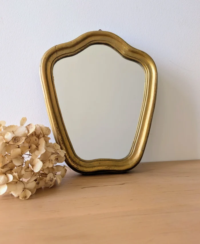 miroir doré vintage à cadre galbé en bois doré, décoration murale poétique, Villa Brieg