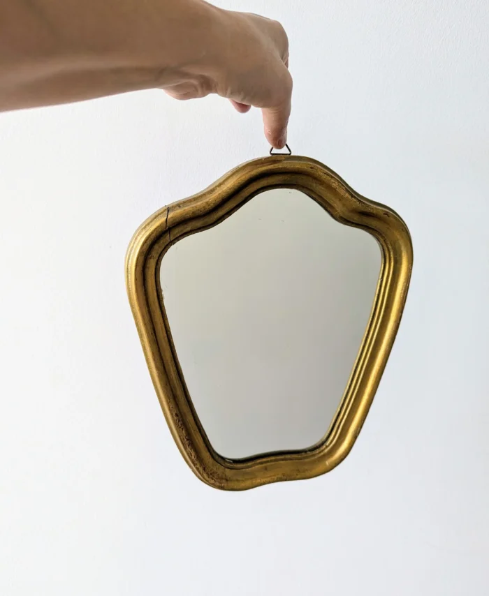 miroir doré vintage à cadre galbé en bois doré, décoration murale poétique, Villa Brieg