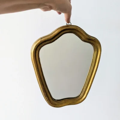 miroir doré vintage à cadre galbé en bois doré, décoration murale poétique, Villa Brieg