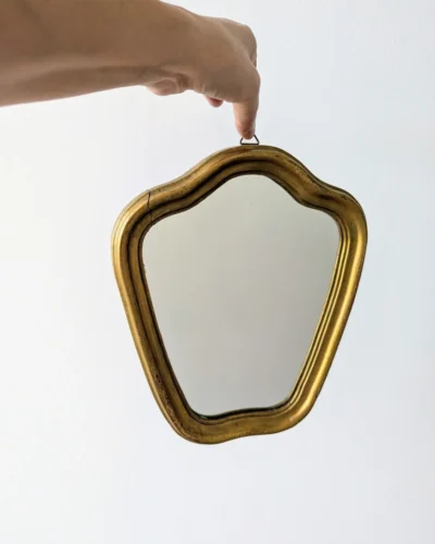 miroir doré vintage à cadre galbé en bois doré, décoration murale poétique, Villa Brieg