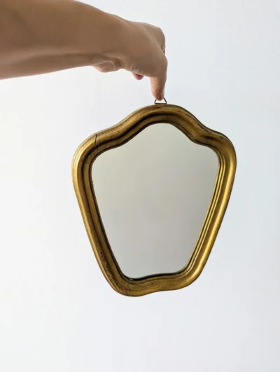 miroir doré vintage à cadre galbé en bois doré, décoration murale poétique, Villa Brieg