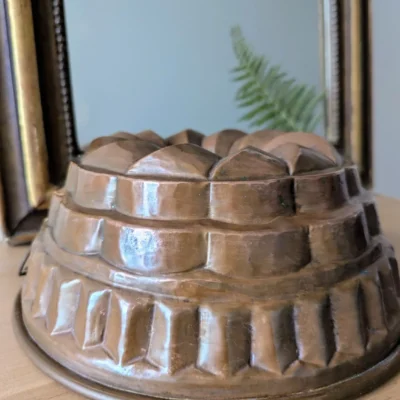 Moule à kouglof ancien en cuivre relief spiralé à suspendre