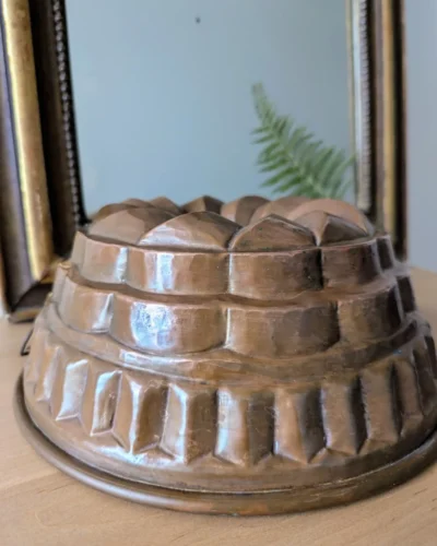 Moule à kouglof ancien en cuivre relief spiralé à suspendre