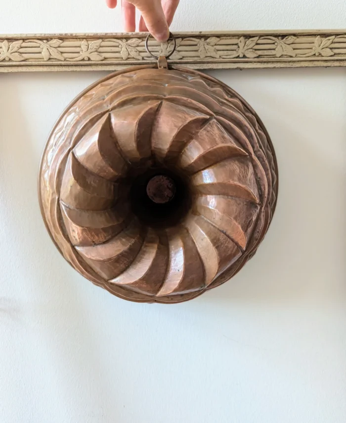 Moule à kouglof ancien en cuivre relief spiralé à suspendre