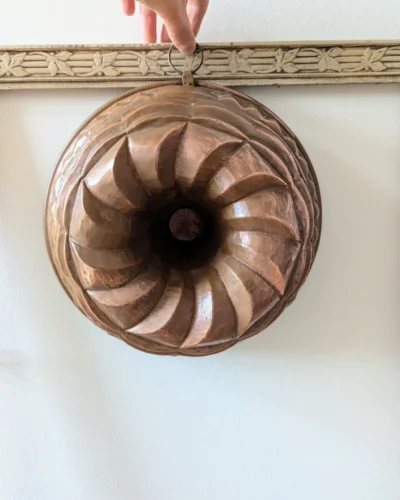 Moule à kouglof ancien en cuivre relief spiralé à suspendre