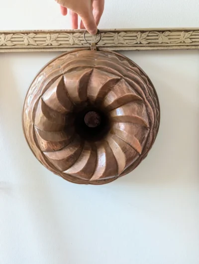 Moule à kouglof ancien en cuivre relief spiralé à suspendre