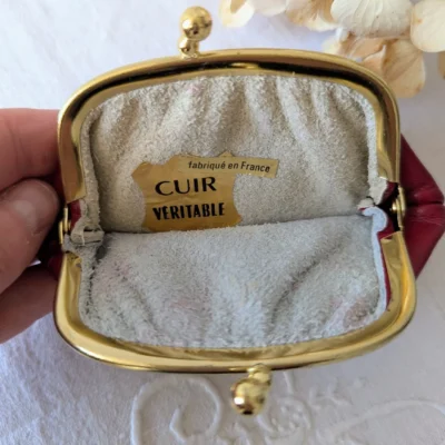 Détail intérieur du porte-monnaie en cuir véritable rouge, étiquette fabriqué en France Villa Brieg