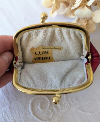 Détail intérieur du porte-monnaie en cuir véritable rouge, étiquette fabriqué en France Villa Brieg