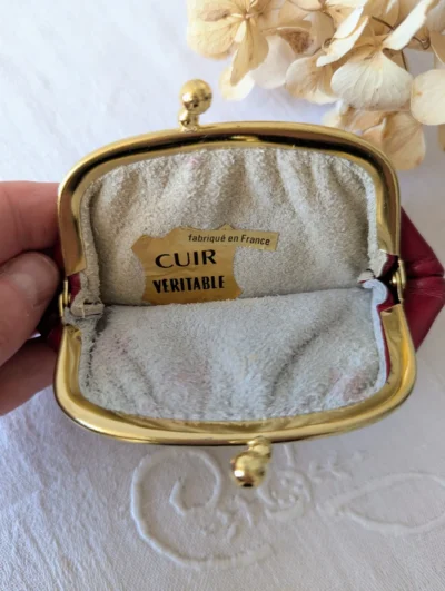 Détail intérieur du porte-monnaie en cuir véritable rouge, étiquette fabriqué en France Villa Brieg