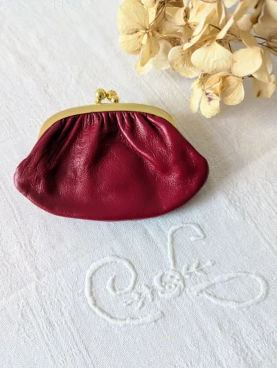 Porte-monnaie vintage en cuir véritable rouge carmin, fermoir doré à double boule, fabrication française années 50-70.