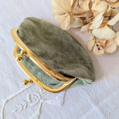 porte monnaie vintage cuir suédé vert sauge Villa Brieg