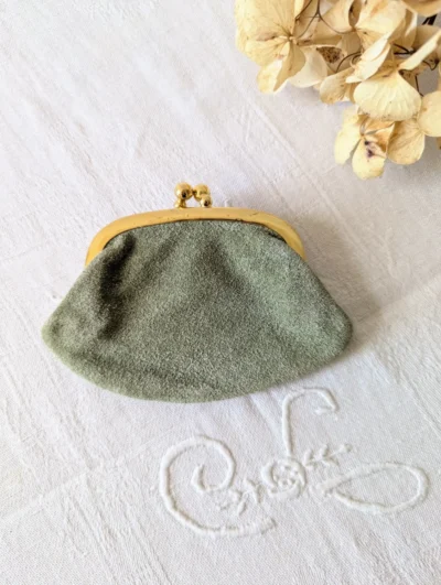 Porte-monnaie vintage en cuir suédé véritable vert sauge, fermoir bourse en métal doré, fabrication française artisanale des années 60.