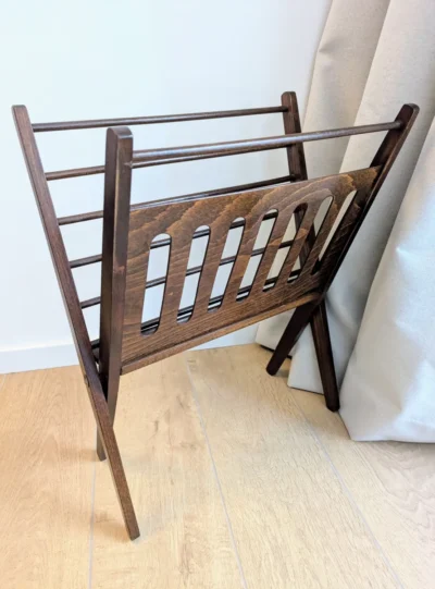 Porte-revues vintage en bois massif style scandinave années 50, design Cees Braakman Pastoe, rangement vinyles bois sombre.