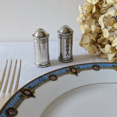 Salière et poivrière métal argenté avec assiette décorative