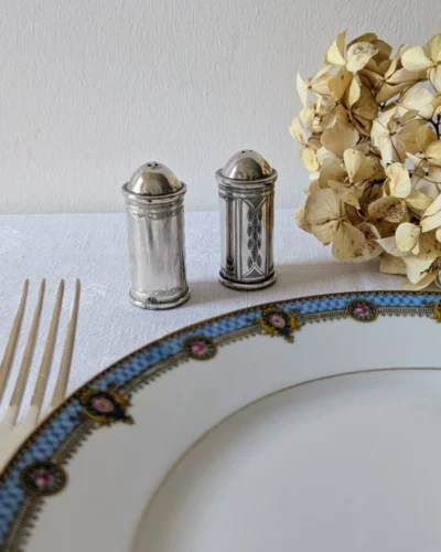 Salière et poivrière métal argenté avec assiette décorative