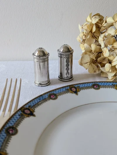 Salière et poivrière métal argenté avec assiette décorative