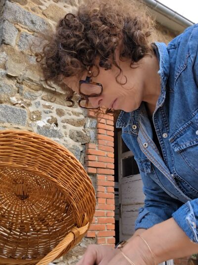 Solenne Redon dans l’atelier Villa Brieg en Bretagne, entourée d’objets anciens d’art de la table