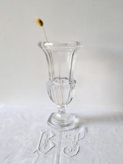 Vase en cristal vintage hexagonal signé Goebel 1979, cristal au plomb poli à la main, design géométrique bavarois de 26 cm pour fleurs à longues tiges.