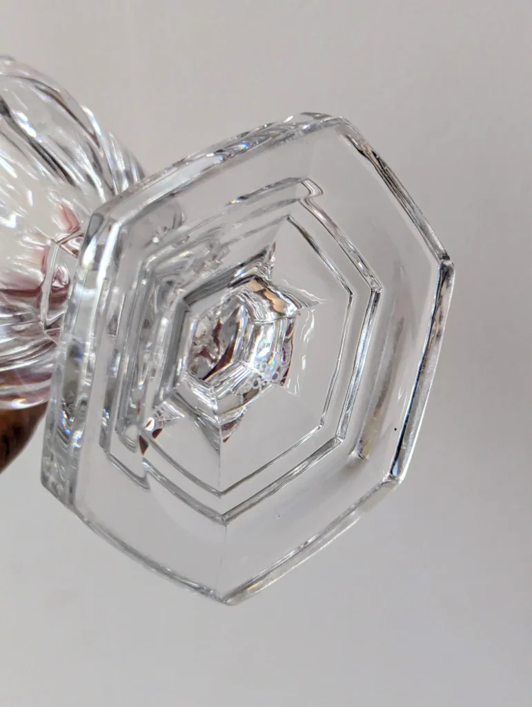 Identifier un vase ancien : trace de pontil sous un vase en cristal hexagonal Goebel