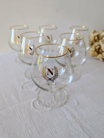 Lot de 6 verres à cognac ballon vintage avec monogramme N et couronne de lauriers dorés, verrerie fine de style impérial pour dégustation de spiritueux.