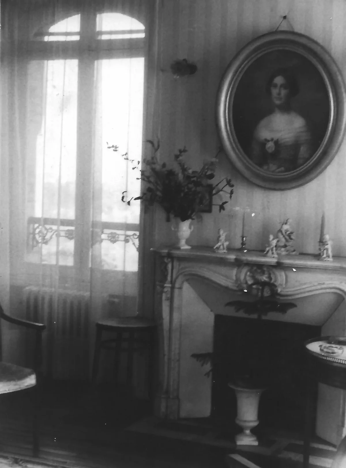 Salon ancien de la Villa Brieg avec cheminée et portrait d’époque