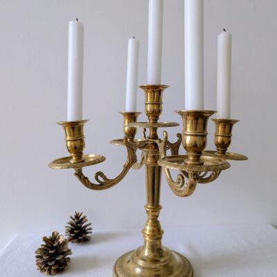 Vue complète du chandelier ancien en laiton sans mise en scène