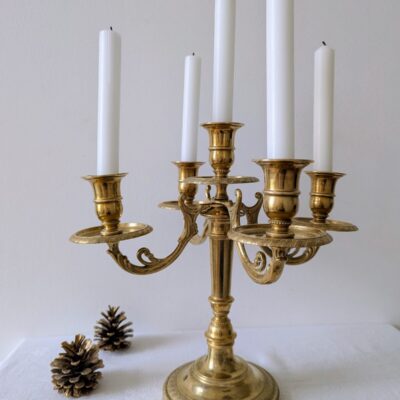 Vue complète du chandelier ancien en laiton sans mise en scène